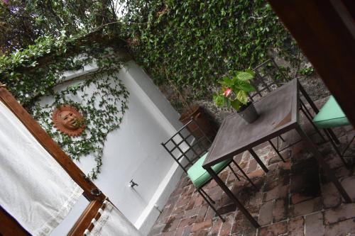 an overhead view of a table and bench on a patio at La Joyita Cuernavaca in Cuernavaca