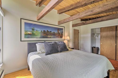 Un dormitorio con una cama grande con un cuadro en la pared. en Webster Home with Golf Simulator on 2 Acres!, en Webster