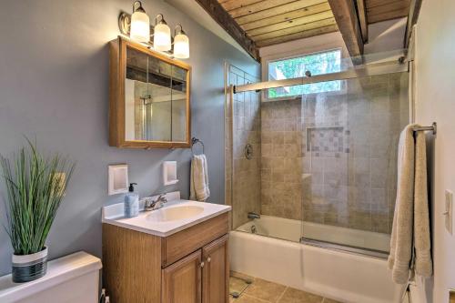 un baño con lavabo y ducha en Webster Home with Golf Simulator on 2 Acres!, en Webster