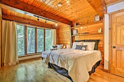 เตียงในห้องที่ Secluded Retreat with Covered Patio and Sun Deck!