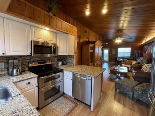 uma cozinha com um fogão e uma sala de estar em Comfy Beach House on Vero Beach em Vero Beach