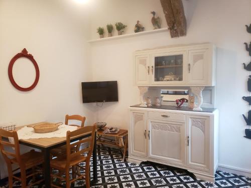 une salle à manger avec une table et une télévision dans l'établissement le balcon, à Camps-sur-lʼAgly