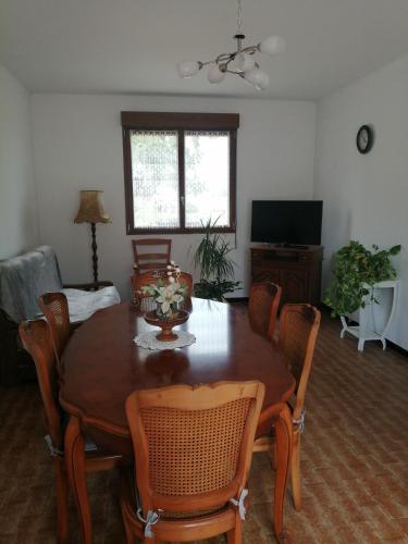 uma sala de estar com uma mesa de madeira e cadeiras em Gîte de la Casse em Channay-sur-Lathan