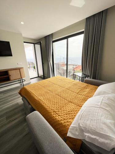 Ένα ή περισσότερα κρεβάτια σε δωμάτιο στο Dona I Apartments at Botanical Garden