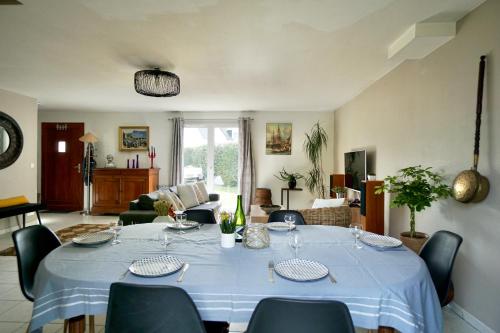 un salon avec une table bleue et des chaises dans l'établissement La pointe de sel, à Trégunc