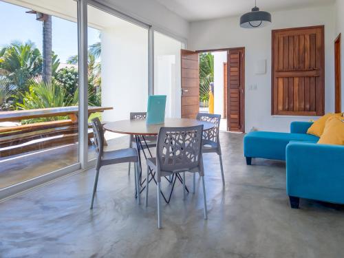 - un salon avec une table, des chaises et un canapé dans l'établissement BEACH VILLA Camurupim, à Guajiru