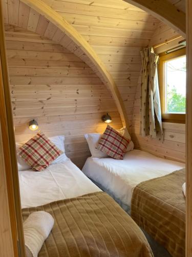 Postel nebo postele na pokoji v ubytování Rabbit Glamping Pod School House Farm
