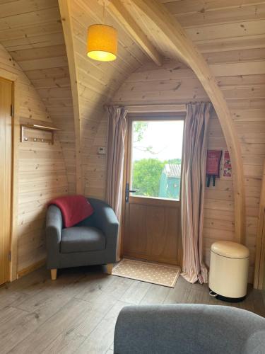 Posezení v ubytování Rabbit Glamping Pod School House Farm