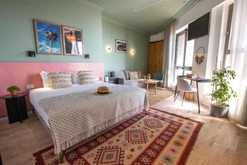 - une chambre avec un lit et un salon dans l'établissement Selina Tel Aviv Beach, à Tel Aviv