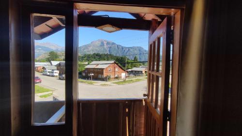 ein offenes Fenster mit Bergblick in der Unterkunft Hostería Futaleufu in Futaleufú