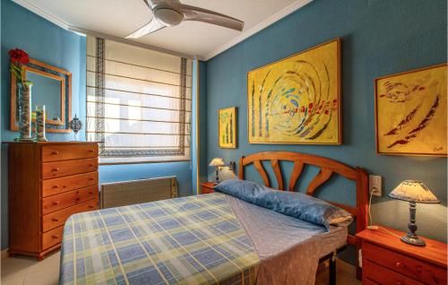 ein Schlafzimmer mit einem Bett und einer Kommode in der Unterkunft Nice Apartment In Arenales Del Sol With Kitchen in Elche