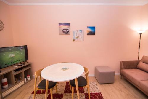 Zana`s Homeにあるテレビまたはエンターテインメントセンター