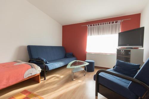 Pokój z kanapą, łóżkiem i telewizorem w obiekcie Guesthouse Capistro w mieście Bilje