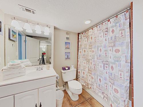 ペンサコーラ・ビーチにあるSabine Yacht & Racquet #5Eのトイレとシャワーカーテン付きのバスルーム