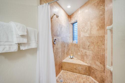 een badkamer met een douche en een douchegordijn bij Pali Ke Kua 111 in Princeville