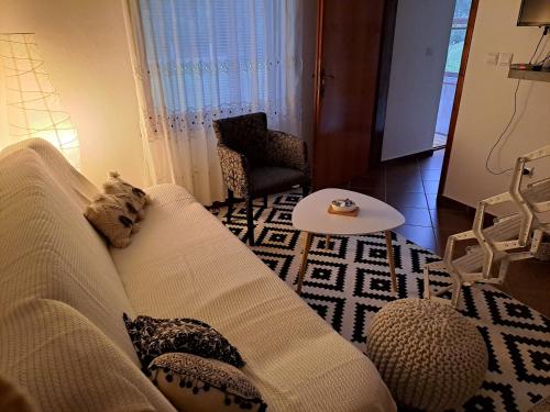 sala de estar con sofá y mesa en Love Shack, en Kolašin