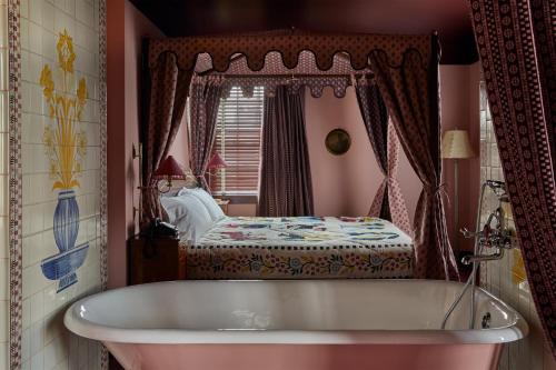 Ulysses, an Ash Hotel Image