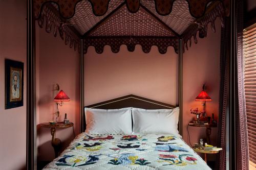 Ulysses, an Ash Hotel Image