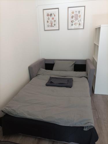 a bed in a small room with two beds at Ihan Puotilan Metron lähellä in Helsinki