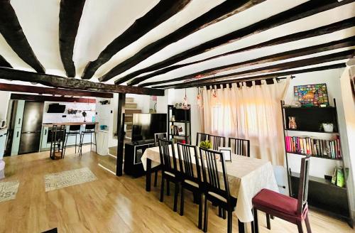 uma cozinha e sala de jantar com mesa e cadeiras em La casita del rio em Soto en Cameros