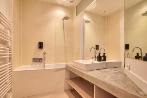 une salle de bain avec un lavabo et une douche dans l'établissement Appartement Quartier Chatelet Les Halles Free Netflix, à Paris