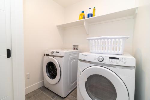 A bathroom at Glamorous new townhouse - Business and Vacation travel