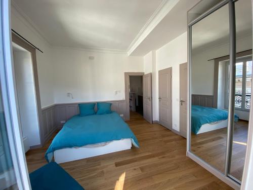 Tempat tidur dalam kamar di Location dans le Grand Hotel d'Aix les bains