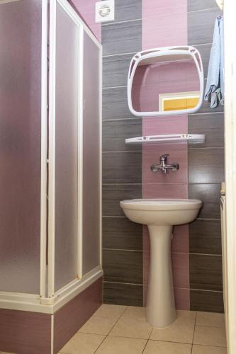 a bathroom with a toilet and a sink at Pokoje Relax Ostrołęka in Ostrołęka