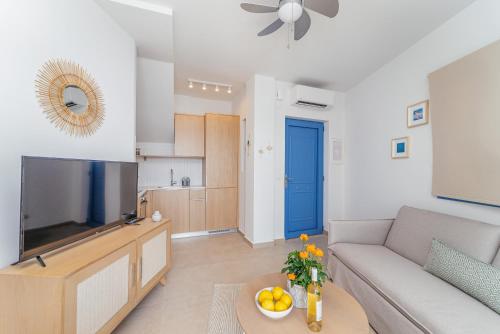 Televízia a/alebo spoločenská miestnosť v ubytovaní Greek Beach House Complex A5
