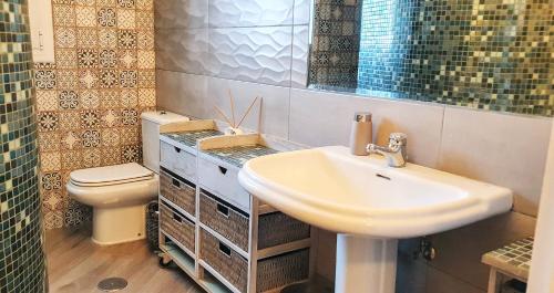 łazienka z umywalką i toaletą w obiekcie Villa Las Palmeras with roof terrace w Altei