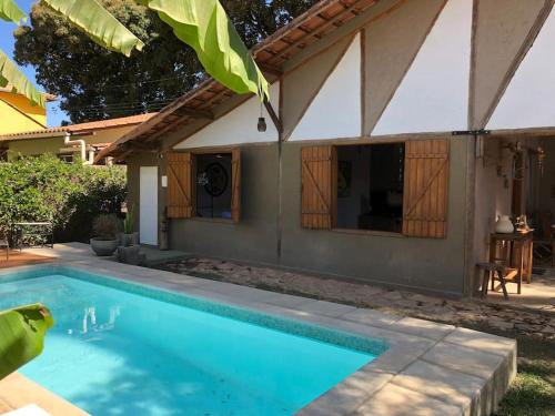a swimming pool in front of a house at Casa da Rê in Serra do Cipo