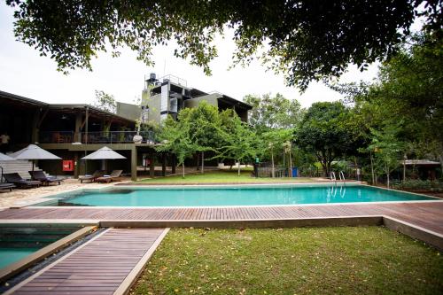 a swimming pool in front of a building at Kalu's Hideaway Udawalawe in Udawalawe