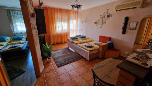 Zimmer mit einem Bett und einem Tisch in der Unterkunft Epreskert Apartman in Nyíregyháza