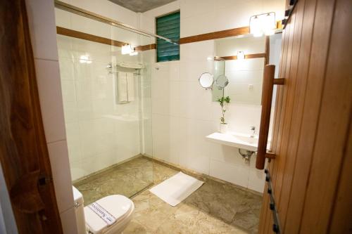 a bathroom with a toilet and a sink at Kalu's Hideaway Udawalawe in Udawalawe