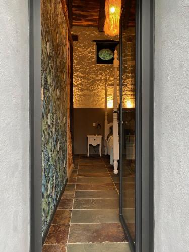 - un couloir d'une maison avec une chambre dotée d'un lit dans l'établissement Studio avec terrasse dans mas historique cevenol, à Saint-Paul-la-Coste