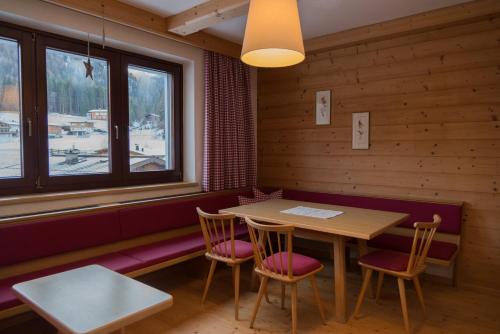 een eetkamer met een tafel en stoelen en een raam bij Haus Barbara in Waidring