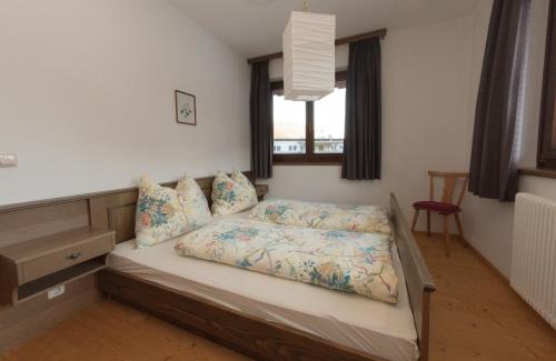 een kleine slaapkamer met een bed en een raam bij Haus Barbara in Waidring