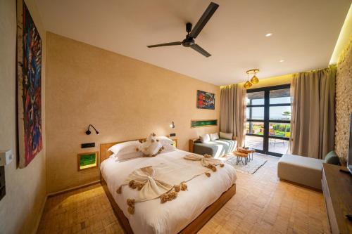 een slaapkamer met een bed en een woonkamer bij BABERRIH Hôtel Hospitality Palaces & Resorts in Essaouira