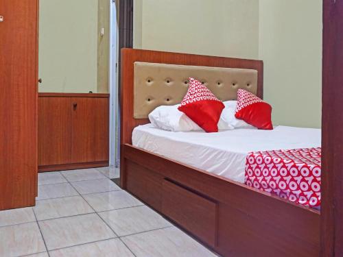 A bed or beds in a room at OYO 91649 Orange Homestay Makassar