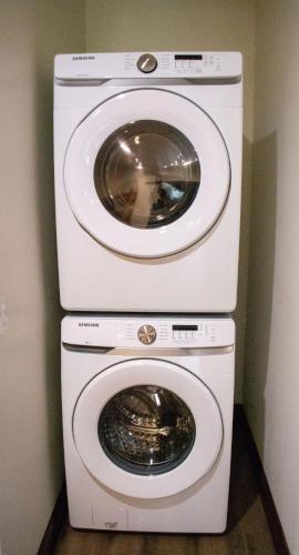 a washing machine and a dryer in a bathroom at Glacier Homestead in Coram