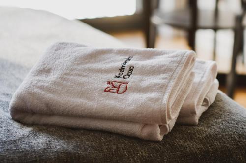 a white towel sitting on top of a couch at Kazimierska Oaza in Kazimierz Dolny