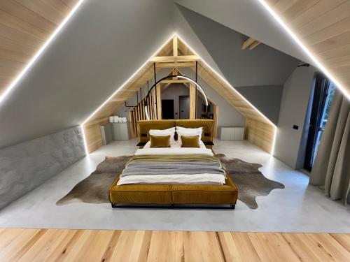 a bedroom with a large bed in a attic at Garden Retreat Junior in Bran