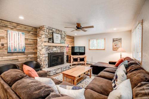 Posezení v ubytování Royal Aspen Retreat Home: Lovely Setting, Spacious