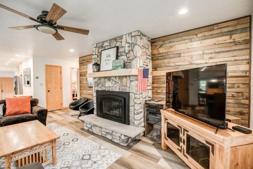 Posezení v ubytování Royal Aspen Retreat Home: Lovely Setting, Spacious