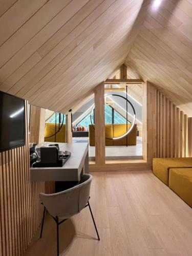 a room with a desk and a chair in a room at Garden Retreat Junior in Bran