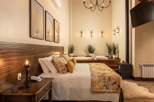a bedroom with a large bed with a wooden headboard at Hotel Vivenda dos Sonhos in Gramado
