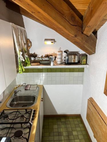Dapur atau dapur kecil di Chalet Blanc "La Mansarda"
