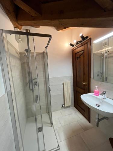 Bilik mandi di Chalet Blanc "La Mansarda"