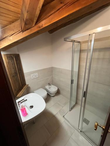 Bilik mandi di Chalet Blanc "La Mansarda"