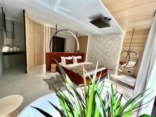 a bedroom with a bed and a potted plant at Garden Retreat Junior in Bran